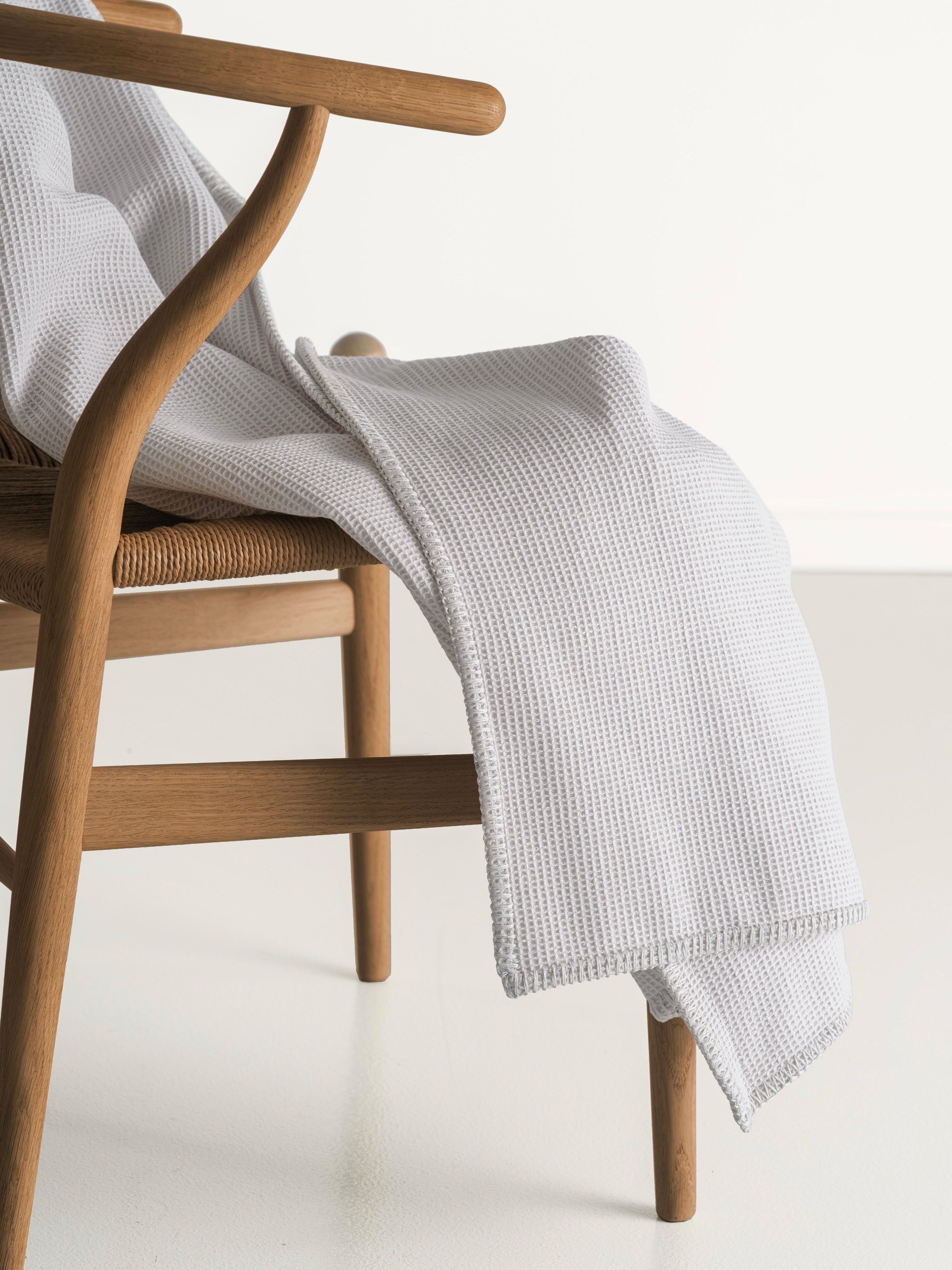 Set aus Piqué Kissen & Decke / Pebble